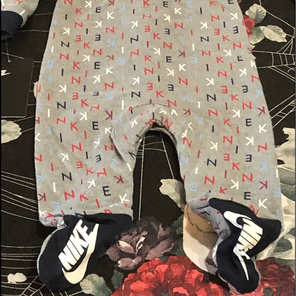 NWT NIKE AIR LOGO KIDS BUTTON ONESIE FOOTSIE 6M - Picture 13 of 13